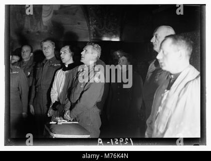 Questa fotografia storica raffigura il generale polacco Tokarzewski Karaszewicz al Calvario, in particolare presso la Chiesa del Santo Sepolcro. L'immagine cattura un momento significativo di intersezione militare e religiosa nel contesto storico dell'esercito polacco. Foto Stock