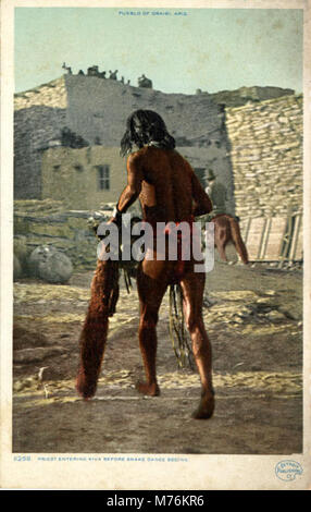 Sacerdote Enterning Kiva prima di Snake Dance inizia (BNI 2268) Foto Stock