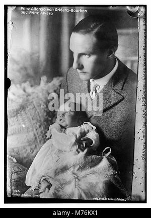 Questa immagine raffigura il principe Alfonso di Orleans-Borbone e il principe Alvaro, membri della famiglia reale. Il loro lignaggio risale alla nobiltà europea, in particolare alla famiglia Orleans-Borbone. I principi sono visti in abbigliamento formale, che riflette il loro patrimonio aristocratico e lo status reale. Il ritratto funge da rappresentazione visiva della loro stirpe reale e della storia familiare. Foto Stock