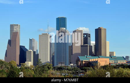 Houston, Texas, Stati Uniti d'America downtown skyline della città da Buffalo Bayou Park Foto Stock