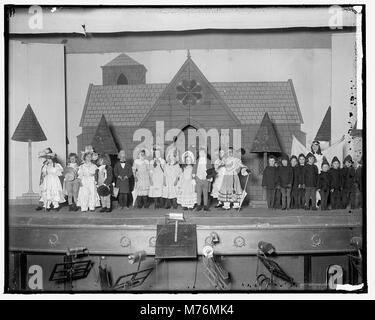Un gioco per bambini su un gruppo di vecchie bambole che vivono in una casa delle bambole trascurata, scritto da Frances Hodgson Burnett. Foto Stock