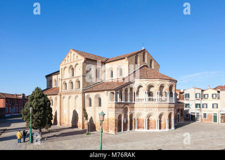 Chiesa dei Santi Maria e Donato, Murano, Venezia, Veneto, Italia e Campo San Donata con due turisti visite turistiche Foto Stock