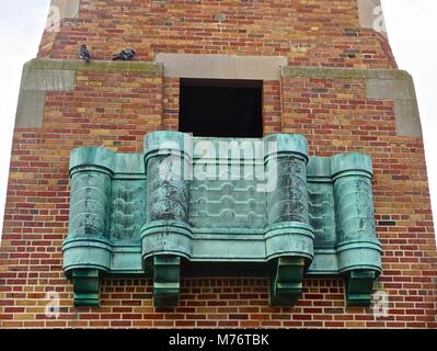 Jones Beach State Park, NY, STATI UNITI D'AMERICA: balcone sulla West Bathhouse (c. 1929). Art Deco ispirato i motivi vengono combinati con Beaux Arts di progettazione architettonica. Foto Stock