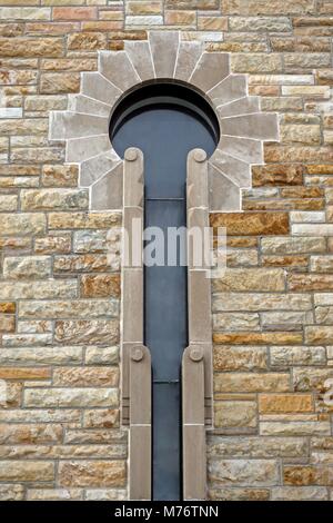 Jones Beach State Park, NY, STATI UNITI D'AMERICA: finestra sul West Bathhouse (c. 1929). Art Deco ispirato i motivi vengono combinati con Beaux Arts di progettazione architettonica. Foto Stock