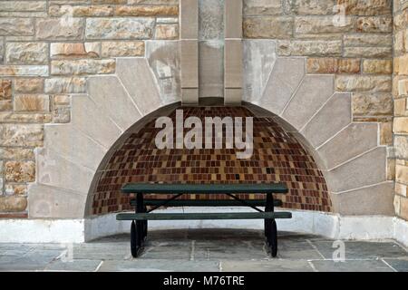 Jones Beach State Park, NY, STATI UNITI D'AMERICA: Alcova presso il West Bathhouse (c. 1929). Art Deco ispirato i motivi vengono combinati con Beaux Arts di progettazione architettonica. Foto Stock