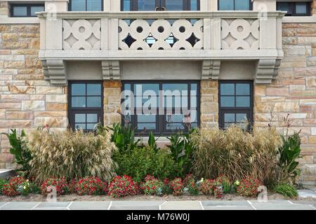 Jones Beach State Park, NY, STATI UNITI D'AMERICA: balcone sulla West Bathhouse (c. 1929). Art Deco ispirato i motivi vengono combinati con Beaux Arts di progettazione architettonica. Foto Stock