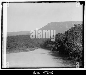 Una vista panoramica del fiume Shenandoah, che scorre attraverso il New Market Gap, Virginia, evidenziando la bellezza naturale del fiume e del paesaggio circostante. Foto Stock
