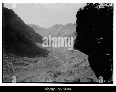 Una fotografia del monastero di Santa Caterina nel Sinai, un importante sito storico e religioso. Il monastero è uno dei più antichi del mondo, venerato per il suo significato religioso e culturale. Foto Stock