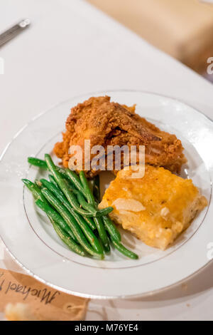 Placcato Cena di nozze in cantina Foto Stock