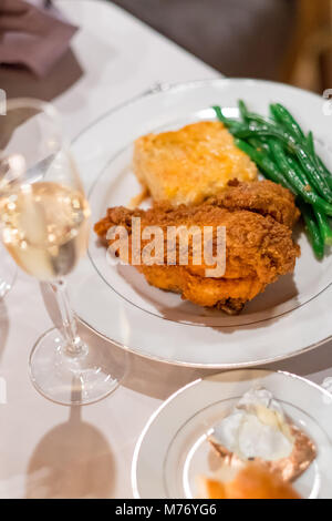 Placcato Cena di nozze in cantina Foto Stock