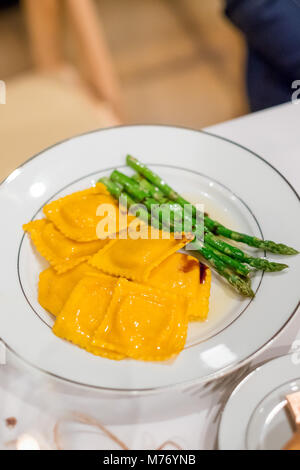 Placcato Cena di nozze in cantina Foto Stock