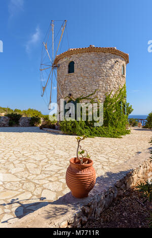 Tradizionale greco antico mulino a vento sul capo Skinari. L'isola di Zante, Grecia Foto Stock