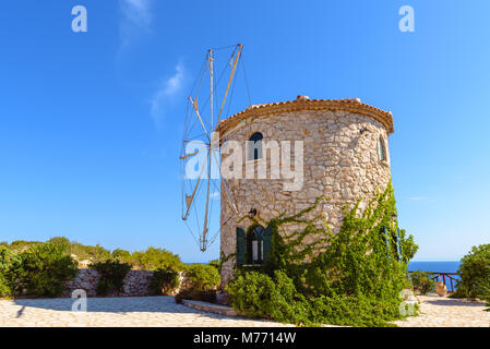 Tradizionale greco antico mulino a vento sul capo Skinari. L'isola di Zante, Grecia Foto Stock