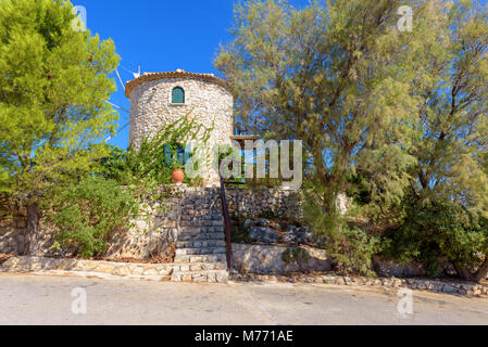 Tradizionale greco antico mulino a vento sul capo Skinari. L'isola di Zante, Grecia Foto Stock