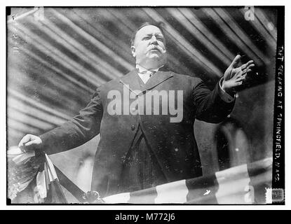 Una fotografia del presidente William Howard Taft che parla ad un evento a Springfield, Massachusetts. L'immagine cattura Taft che consegna un indirizzo, probabilmente durante la sua campagna presidenziale o un impegno pubblico. Foto Stock