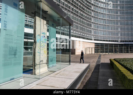 Commissione europea Building, Edificio Berlaymont, a Bruxelles, vetrina con parte del muro di Berlino e pannelli informativi sulla storia del muro di Berlino Foto Stock