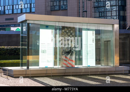 Commissione europea Building, Edificio Berlaymont, a Bruxelles, vetrina con parte del muro di Berlino e pannelli informativi sulla storia del muro di Berlino Foto Stock