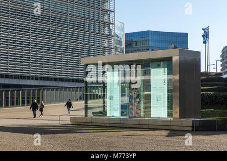 Commissione europea Building, Edificio Berlaymont, a Bruxelles, vetrina con parte del muro di Berlino e pannelli informativi sulla storia del muro di Berlino Foto Stock