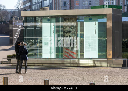 Commissione europea Building, Edificio Berlaymont, a Bruxelles, vetrina con parte del muro di Berlino e pannelli informativi sulla storia del muro di Berlino Foto Stock