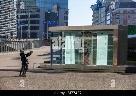 Commissione europea Building, Edificio Berlaymont, a Bruxelles, vetrina con parte del muro di Berlino e pannelli informativi sulla storia del muro di Berlino Foto Stock