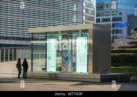 Commissione europea Building, Edificio Berlaymont, a Bruxelles, vetrina con parte del muro di Berlino e pannelli informativi sulla storia del muro di Berlino Foto Stock