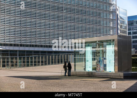 Commissione europea Building, Edificio Berlaymont, a Bruxelles, vetrina con parte del muro di Berlino e pannelli informativi sulla storia del muro di Berlino Foto Stock