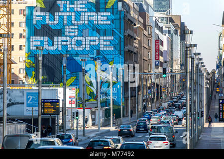 Grande murale con lo slogan "Il futuro è l' Europa, per pubblicità europee di fronte alla Commissione europea, Edificio Berlaymont, a Bruxelles, Rue de l Foto Stock