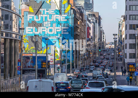 Grande murale con lo slogan "Il futuro è l' Europa, per pubblicità europee di fronte alla Commissione europea, Edificio Berlaymont, a Bruxelles, Rue de l Foto Stock