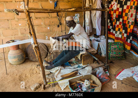 L'uomo tessitura su un telaio tradizionale nel Museo Nazionale, Niamey, Niger, Africa Foto Stock