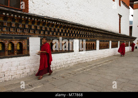 Monaci e ruote della preghiera, Tashi Dzong Chho Fortezza, Thimpu, Bhutan, Asia Foto Stock