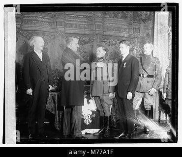 Un'immagine di un militare non identificato che riceve un onore il 14 marzo 1921, probabilmente in riconoscimento del loro servizio. La fotografia cattura il significato del momento durante una cerimonia militare. Foto Stock