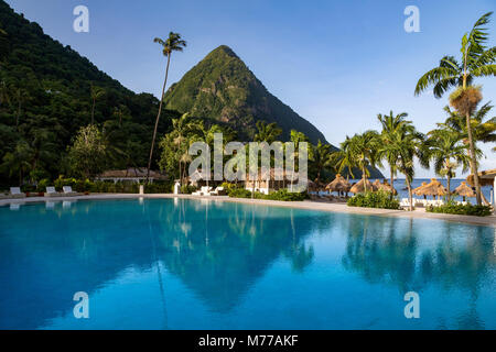 Gros Piton, UNESCO e di riflessione nella piscina al Sugar Beach, Santa Lucia, isole Windward, West Indies, dei Caraibi e America centrale Foto Stock