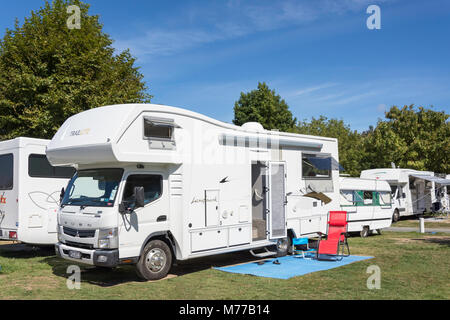 TrailLite Motorhome in campeggio a Kaiteriteri Riserva di ricreazione, Kaiteriteri Beach, Kaiteriteri, Tasman District, Nuova Zelanda Foto Stock