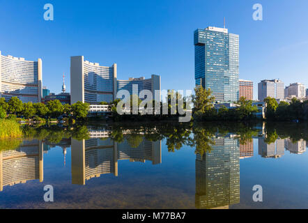 Nazioni Unite edifici riflessa nel lago, UNO City, Vienna, Austria, Europa Foto Stock