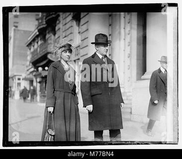 Il vice presidente Calvin Coolidge e sua moglie Grace, catturati in questa immagine. La loro vita pubblica e il loro servizio all'inizio del XX secolo contribuirono alla loro importanza nella politica americana. Foto Stock
