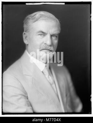 Ritratto di Thomas J. Walsh, senatore degli Stati Uniti, che mostra il suo abbigliamento formale e la sua statura politica. L'immagine rappresenta il comportamento professionale del senatore. Foto Stock