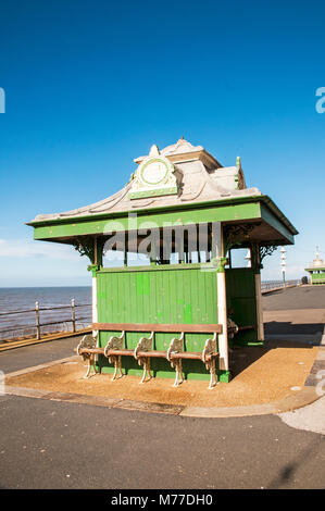 Vecchi rifugi di mare sulla North Shore Promenade Blackpool Lancashire England Regno Unito. Foto Stock