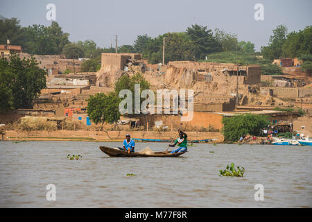 Piroga locale sul fiume Niger, Niamey, Niger, Africa Foto Stock