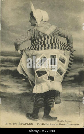 Una cartolina d'epoca raffigurante una donna in posa tradizionale, che solleva le gonne come parte di una consuetudine regionale. Questa immagine si concentra sull'abbigliamento culturale e sulle pratiche storiche in diverse società. Foto Stock