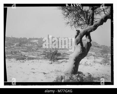 Una fotografia di Betlemme ricoperta di neve, scattata il 17 febbraio 1946. L'immagine cattura il paesaggio invernale di questa città storicamente significativa. Foto Stock