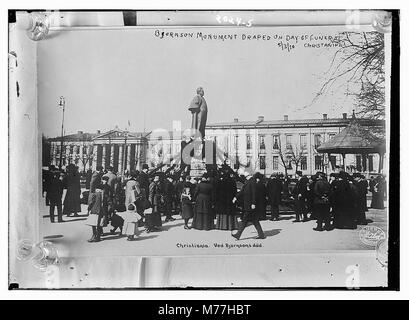 Monumento Bjornson drappeggiato sul giorno del funerale, Christiania LCCN2014688105 Foto Stock