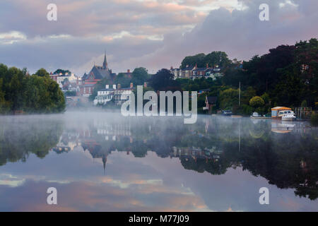 Early Morning mist si assesta sul fiume Dee con barche e gli edifici si riflette nell'acqua ancora di Chester, Cheshire, Inghilterra, Regno Unito, Europa Foto Stock