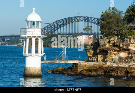 Cremorne Point Lighthouse con Harbour Bridge dietro, Sydney, Nuovo Galles del Sud, Australia Pacific Foto Stock