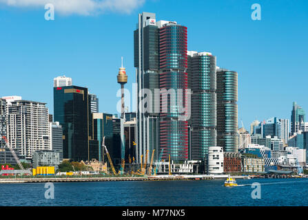 Le torri di Barangaroo Sud resort spiccano tra Sydney skyline della città, visto da Darling Harbour, Sydney, Nuovo Galles del Sud, Australia Pacific Foto Stock