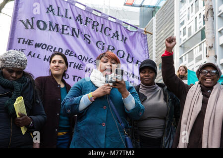 Londra, Regno Unito. 8 Marzo, 2018. Protesta delle donne al di fuori della Home Office sulla Giornata internazionale della donna in solidarietà con i detenuti a Yarl del legno in centri di detenzione per immigrati centro , che contiene prevalentemente donne, in sciopero della fame dal 21 di febbraio e ora anche il rifiuto di collaborare con uno qualsiasi dei meccanismi di detenzione. Credito: Mark Kerrison/Alamy Live News Foto Stock
