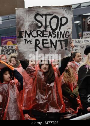 Govan, Glasgow, Scotland, Regno Unito. 8 Marzo, 2018, una statua di attivista politico Maria Barbour è stata svelata in Govan davanti a qualche centinaio di persone. Il ricordo di Maria Associazione Barbour sollevato oltre 100.000 sterline per un memoriale permanente per essere creato. Foto Stock
