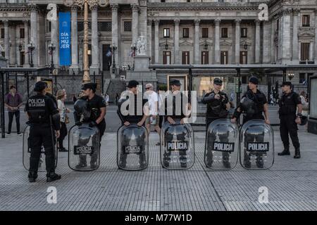 Buenos Aires, Buenos Aires, Argentina. 7 Mar, 2018. Buenos Aires (capitale federale), 8 marzo 2018. Più di 500.000 persone hanno camminato il capitale Argentino strade durante la giornata internazionale della donna.Un evento di gioia per tutta la città ma anche un occasione per protestare per ottenere di più e più spesso negati i diritti per le donne in Latino America, tra loro la vita, l'aborto legale in ospedale pubblico e per timore ma non ultima la stessa considerazione in ambiente professionale. Credito: Gabriele Orlini/ZUMA filo/Alamy Live News Foto Stock