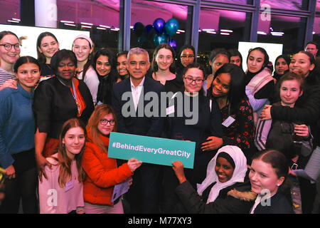 Londra, Regno Unito. 8 Marzo, 2018. Sadiq Khan (sindaco di Londra e il lavoro politico del partito) e giovane femmina attivisti femminista in corrispondenza di un evento di ricezione a Londra municipio della città per celebrare la Giornata internazionale della donna, ospitato dalla Presidenza del gruppo di Londra, Jennette Arnold OBE AM. La prima celebrazione della Giornata della donna si è svolta il 28 febbraio 1909 in un nuovo credito: Michael Preston/Alamy Live News Foto Stock