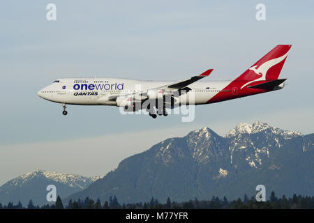 Richmond, British Columbia, Canada. 15 gennaio, 2018. Un Qantas Airways Boeing 747-400ER (VH-OEF) wide-body jumbo aereo jet, dipinta in speciali ''oneworld'' livrea, sull approccio finale per l'atterraggio all'Aeroporto Internazionale di Vancouver. Credito: Bayne Stanley/ZUMA filo/Alamy Live News Foto Stock