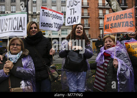 Madrid, Spagna. 8 Mar, 2018. Manifestanti hanno visto holding cartelloni durante il mese di marzo.Migliaia di persone hanno marciato oggi attraverso le strade di Madrid e a tutto il mondo questo 8 Marzo Giornata della donna per le pari opportunità, salari più equi per le donne, la giustizia sociale, centinaia di politici e gruppi femministi hanno marciato insieme cantando slogan in favore della libertà tra uomini e donne. Credito: Mario Roldan/SOPA Immagini/ZUMA filo/Alamy Live News Foto Stock